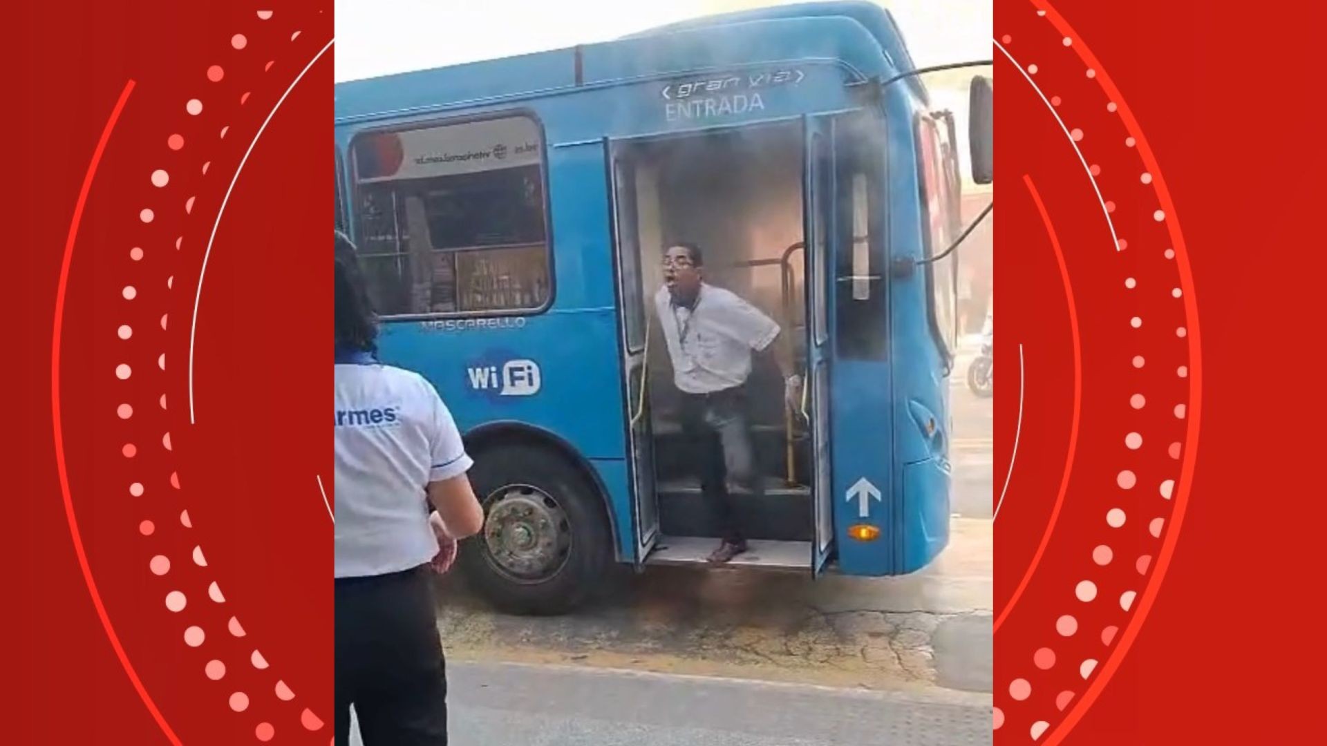 VÍDEO: homem tenta colocar fogo com gasolina em ônibus do Transcol em Cariacica
