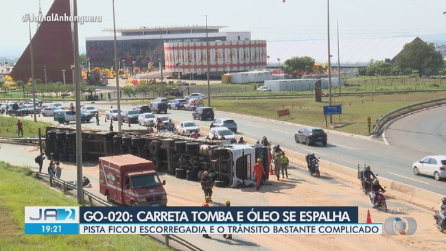 Tombamento de carreta com óleo deixa trânsito complicado na GO-020, em Goiânia