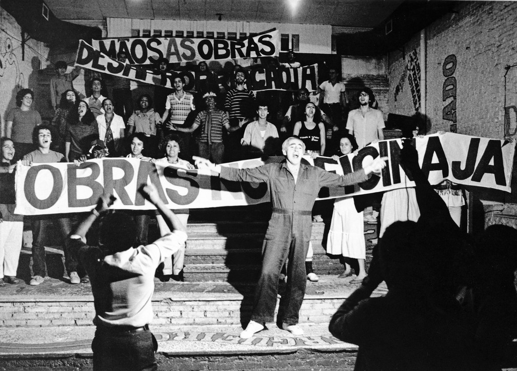 O ator/diretor Zé Celso, ao centro, e atores em uma campanha de obras para o Teatro Oficina em 1983 — Foto: Geraldo/Estadão Conteúdo