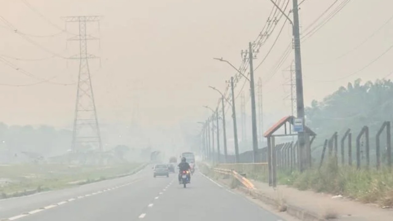 Fumaça das queimadas impede voos de aeronaves que combatem incêndios no AM, diz Ibama