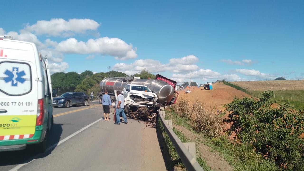 Acidente entre carreta e guincho deixa morto e ferido na BR-101 no ES