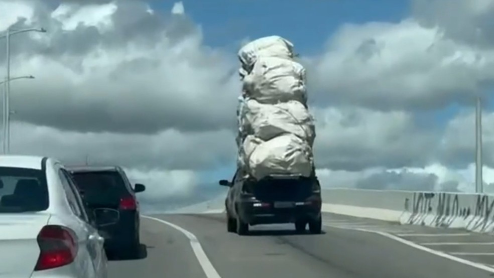 Motorista empilha vários metros de carga em carro alterado em Fortaleza; ato é infração de trânsito — Foto: TV Verdes Mares/Reprodução