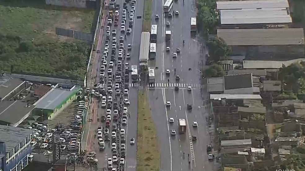 Acidente com caminhão em Olinda causa engarrafamento na PE-15 — Foto: Reprodução/TV Globo
