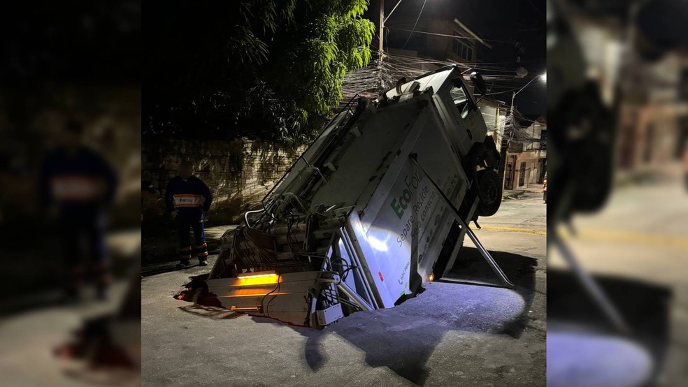 Caminhão de lixo foi 'engolido' por buraco em Fortaleza — Foto: Reprodução