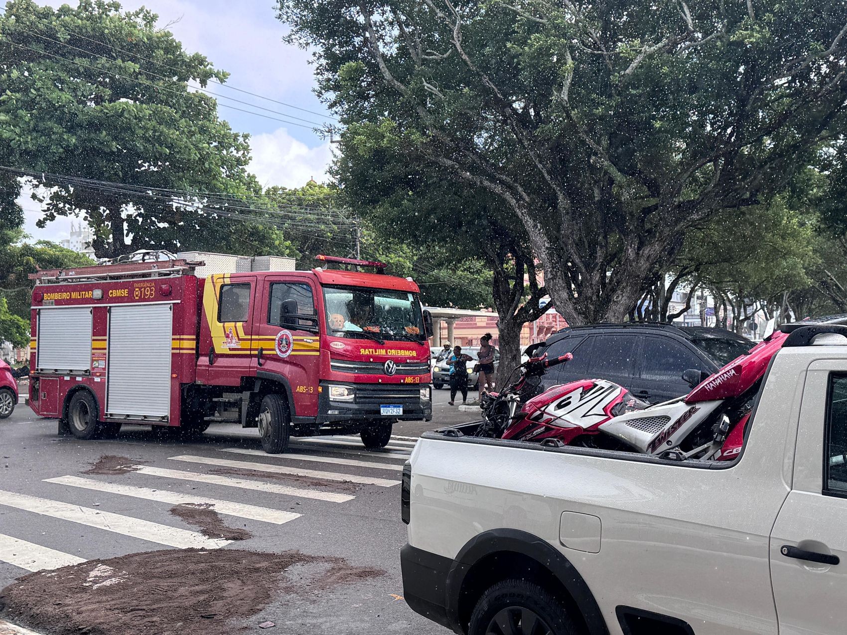 Homem fica ferido após acidente entre moto e carro em Aracaju