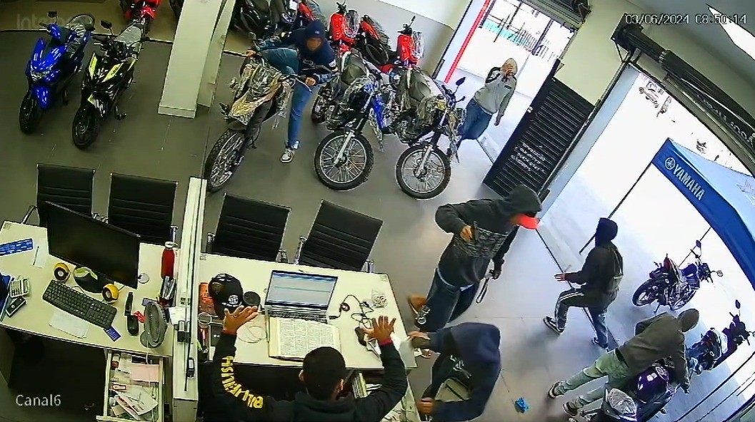 Adolescentes tentam roubar motos de concessionária de SP, não acham chaves e levam celulares de funcionários; VÍDEO