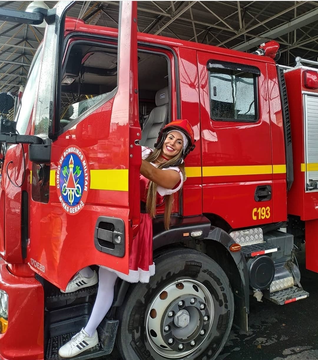 Hidratação na barba, pausa no cigarro e até R$ 3 mil para compra do look vermelho: Papais e Mamães Noéis têm diferentes preparações para o Natal