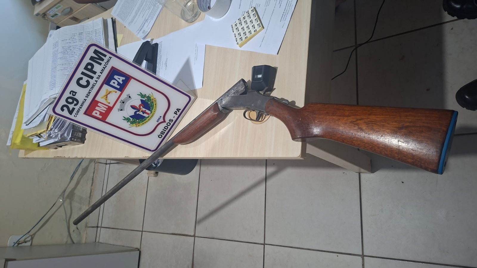 Motociclista é preso após PM encontrar espingarda escondida em bolsa na PA-437, em Óbidos