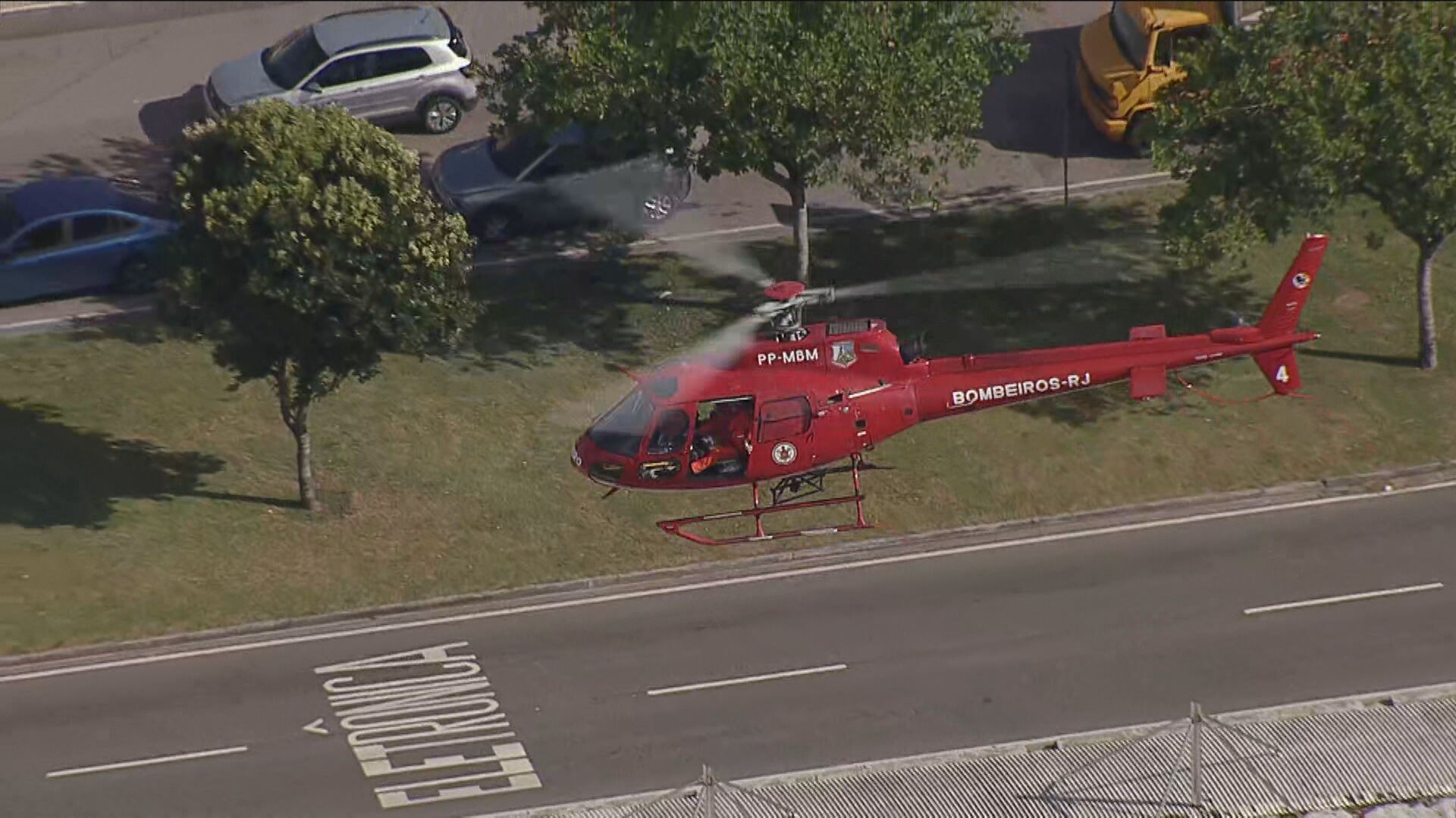 Helicóptero precisa fazer pouso de emergência na Avenida das Américas para resgatar idoso atropelado