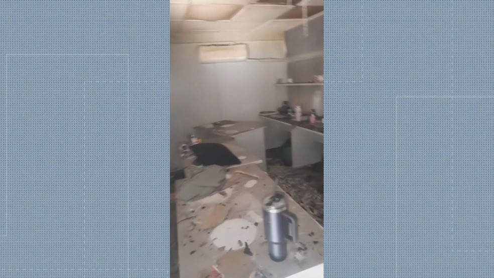 Testemunhas afirmam que bandidos da comunidade Lagoa do Sapo incendiaram escritório de empresa de fornecimento de internet — Foto: Reprodução/ TV Globo