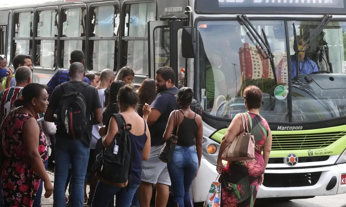 Preço da passagem de ônibus municipais do Rio vai aumentar, diz Paes