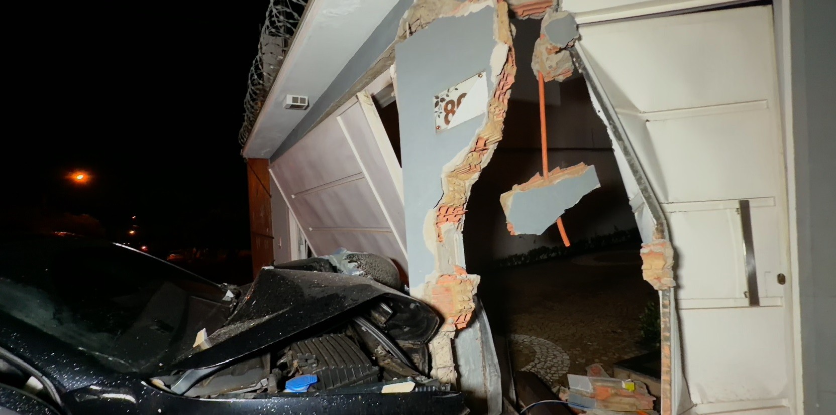 Carro atinge em árvore e caminhonete destrói entrada de casa após batida em  Santa Bárbara