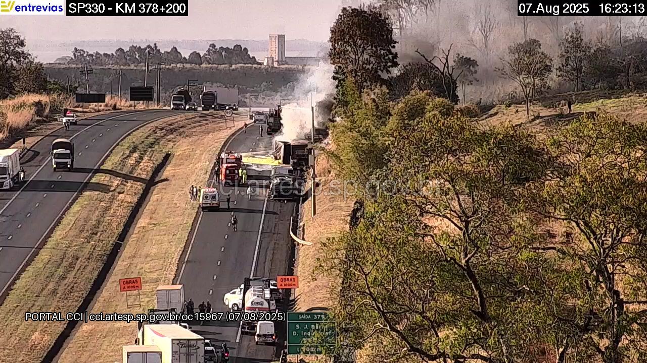 Caminhão carregado de enxofre tomba e causa incêndio na Rodovia Anhanguera em SP