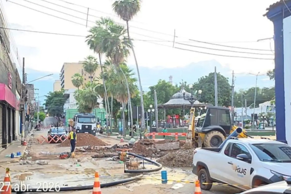 Rompimento de adutora interdita trecho da Avenida 13 de Junho em Cuiabá