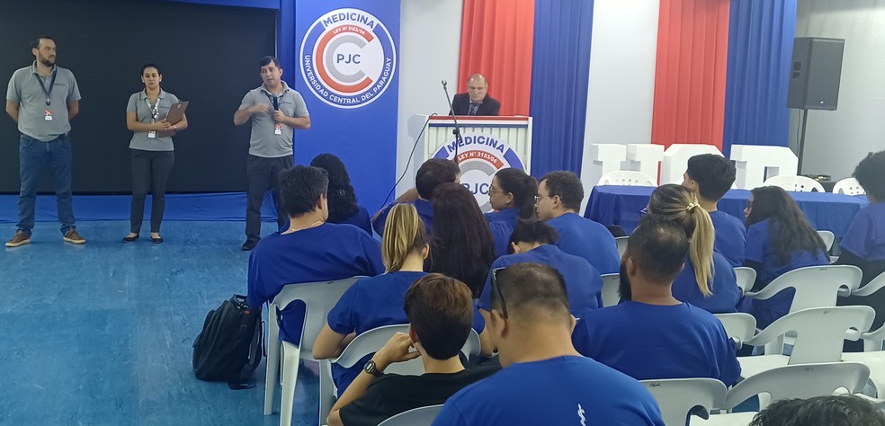 Técnicos do serviço migratório são recebidos pela UCP-PJC para orientar acadêmicos da instituição (Foto Comunicaciones UCP)  Foto: Assessoria.