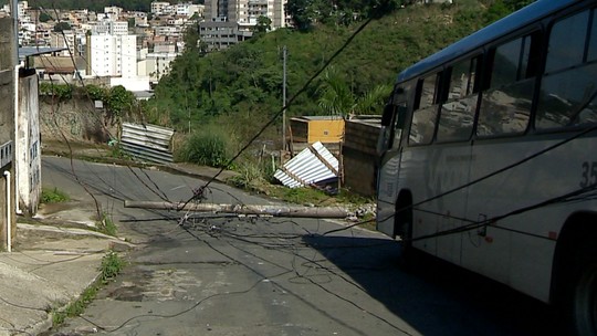 Ônibus bate em poste e deixa moradores sem energia elétrica em JF
