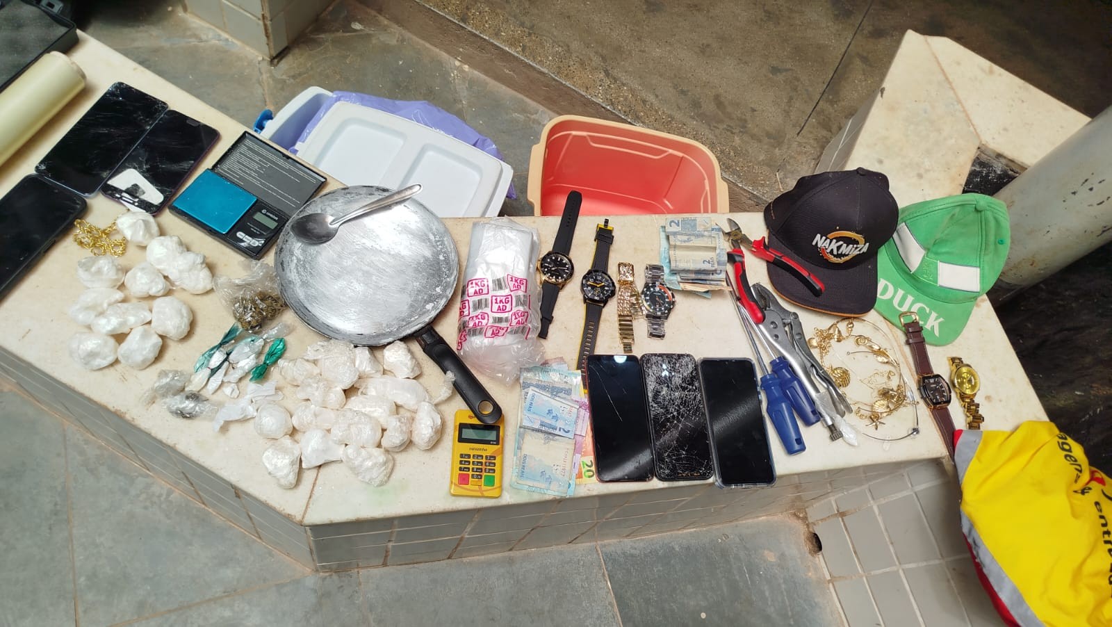 Polícia recupera produtos furtados de lojas em Santarém, apreende drogas e prende dois suspeitos 