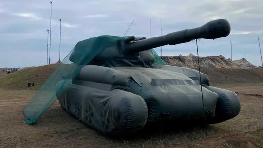 Os tanques infláveis e armamentos '2D' usados pela Ucrânia para enganar a Rússia na guerra - Tanto Rússia quanto Ucrânia estão usando bonecos infláveis e iscas de plástico para enganar opositores no campo de batalha.