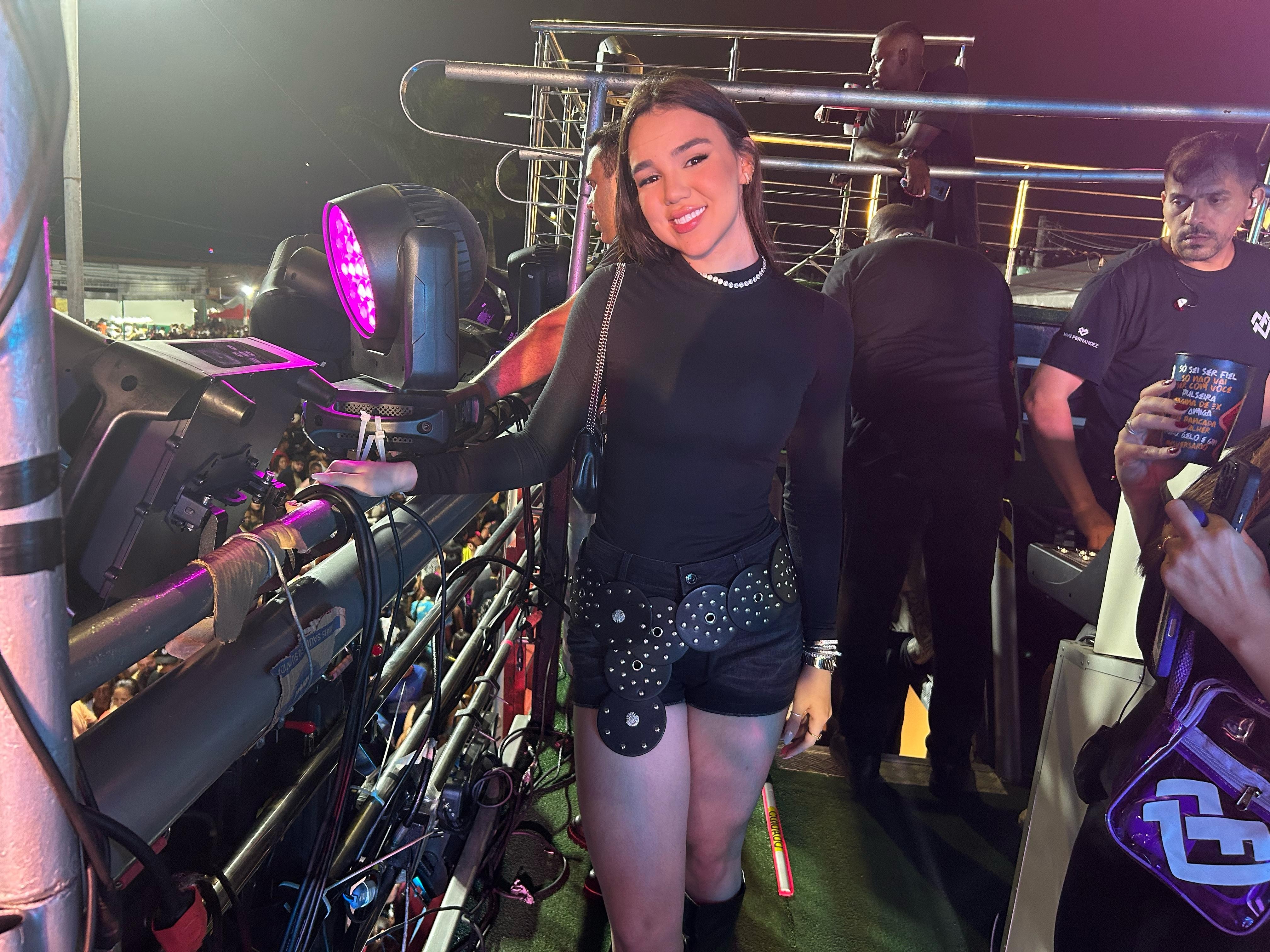 Cantora Mari Fernandez comemora aniversário da companheira em micareta na Bahia