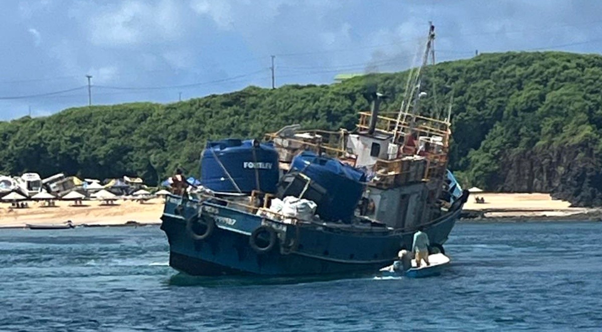 Embarcação de carga colide com naufrágio no Porto de Fernando de Noronha; VÍDEO