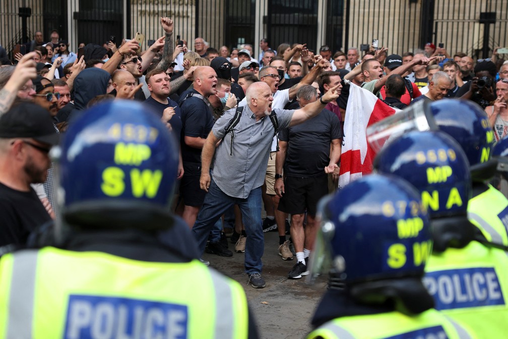 Britnicos confrontam a polcia em protesto em Londres — Foto: REUTERS/Hollie Adams