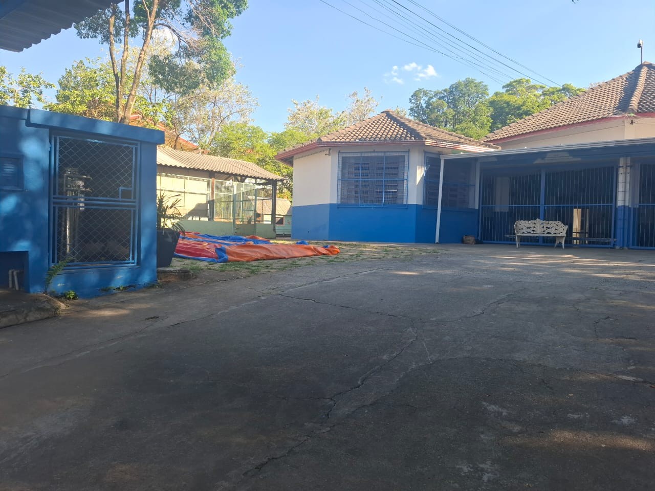 Brinquedo inflável vira e deixa crianças feridas em creche no interior de SP