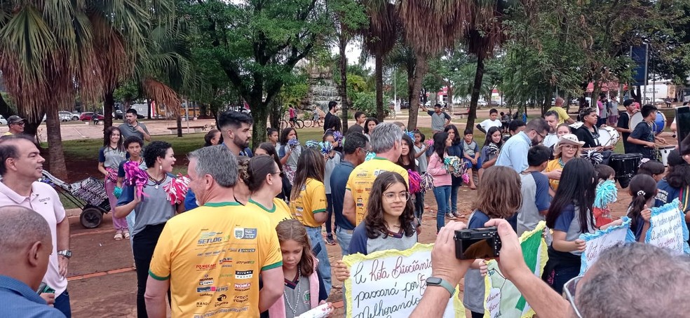 Movimento que celebrou a passagem da rota em Sidrolândia — Foto: Anderson Viegas/ g1 MS