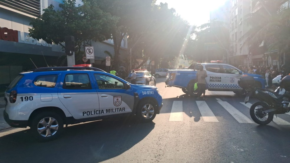 Mulher é feita refém em agência bancária no Leblon — Foto: TV Globo