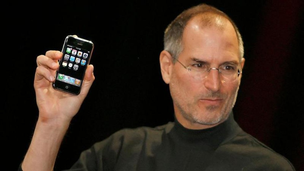 'iPod, telefone e comunicador via internet': Steve Jobs apresentou a primeira versão para o mundo em 2007 — Foto: AFP via Getty Images