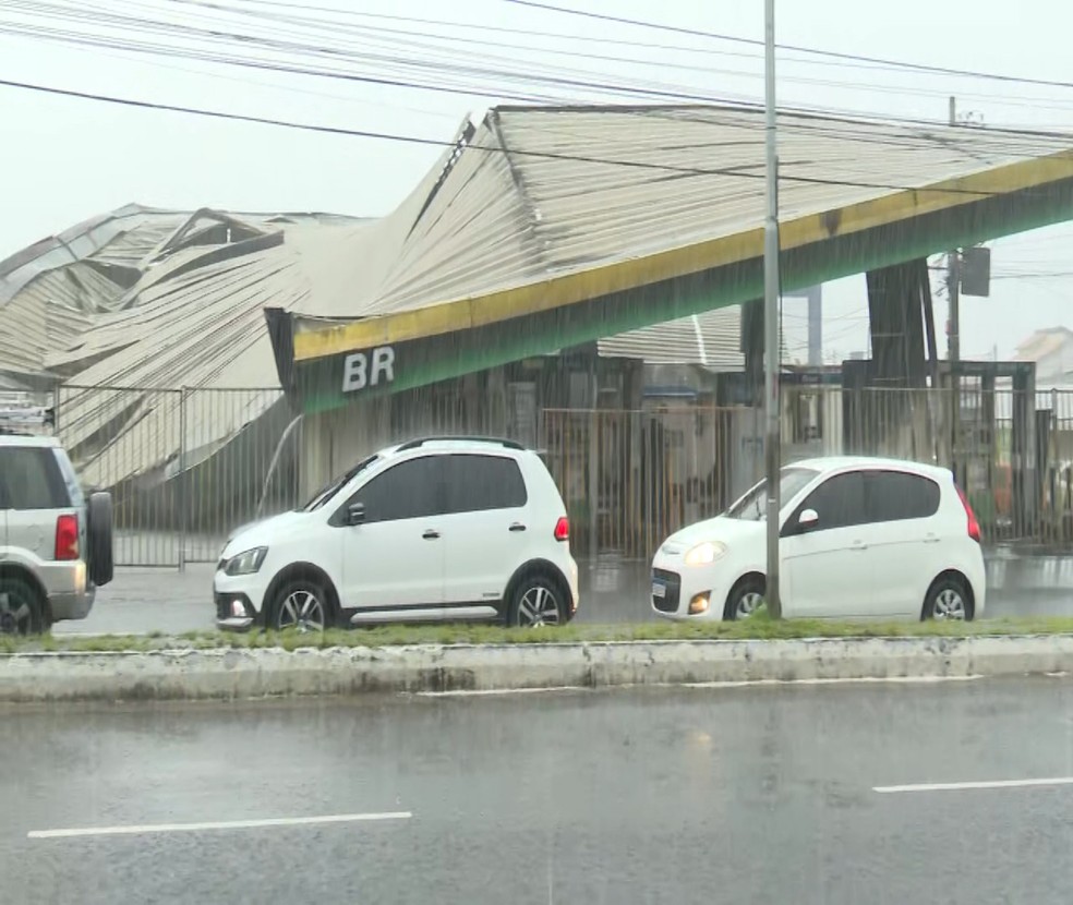 Teto de posto de combustível desaba em João Pessoa — Foto: TV Cabo Branco/Reprodução
