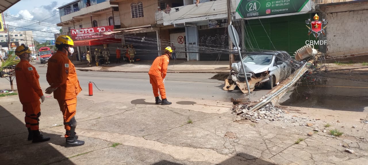 Motorista fica presa em carro coberto por fios de energia após bater em poste, no DF