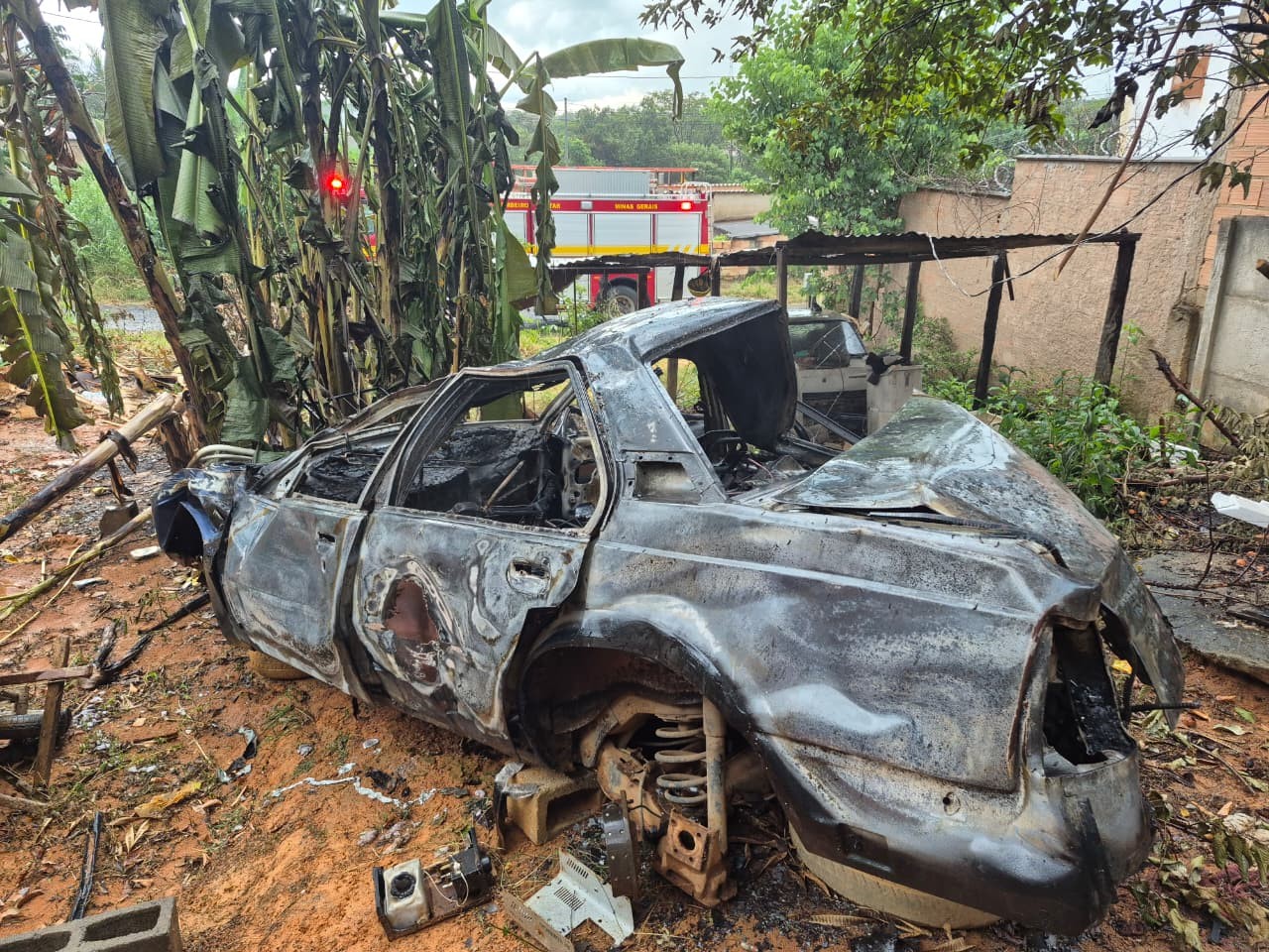 Incêndio atinge carcaça de carro abandonado e mobiliza bombeiros em Três Marias; VÍDEO