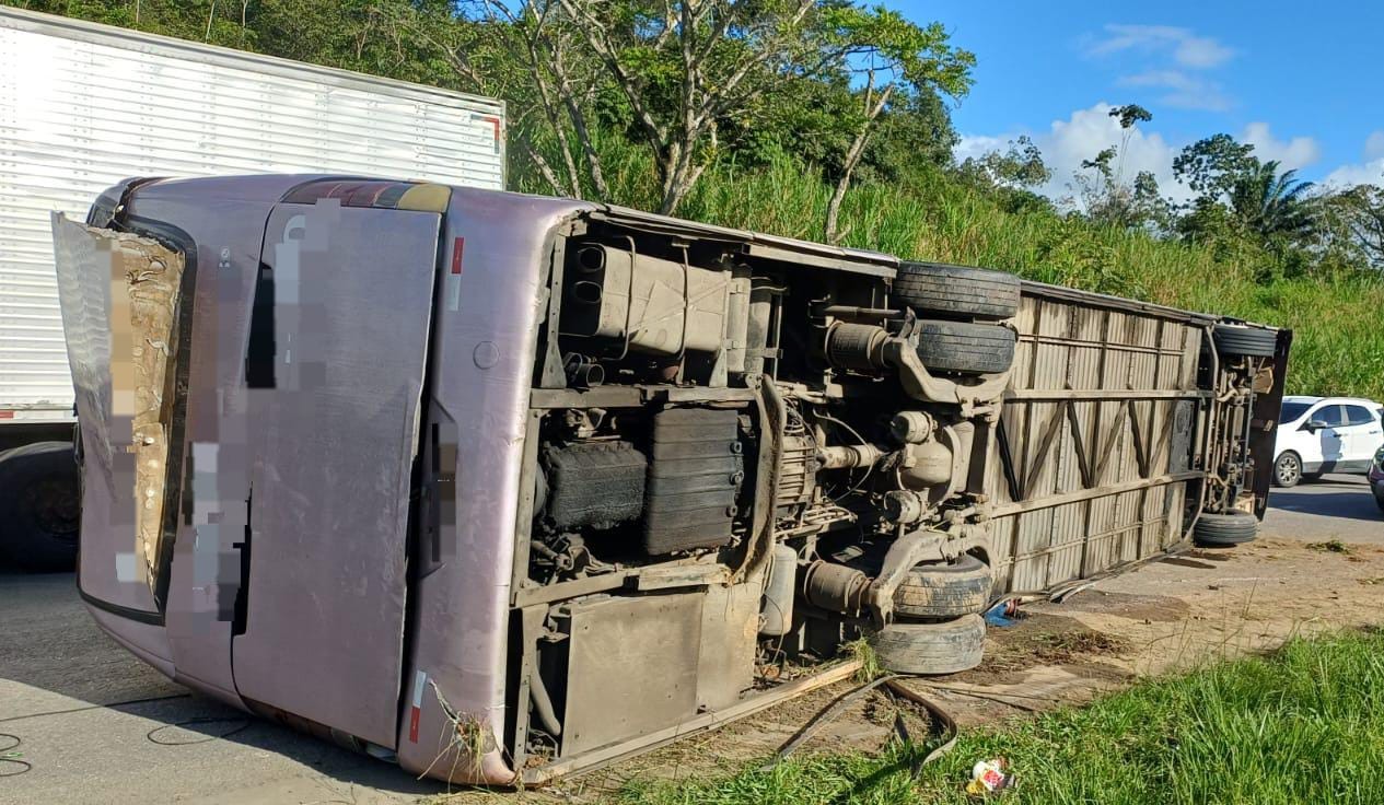 Ônibus que levava torcedores do Bahia para jogo contra o Sport no Recife tomba na BR-101