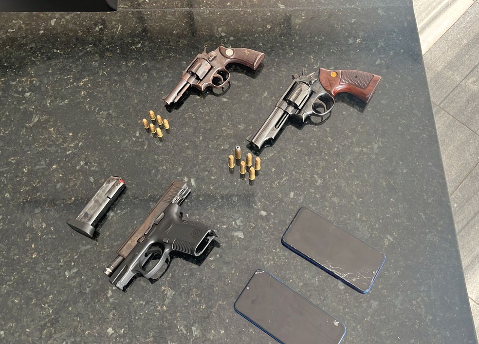 Armas encontradas dentro de urso de pelúcia foram apreendidas e levadas para a delegacia de plantão da Polícia Civil em Natal. — Foto: Cedida