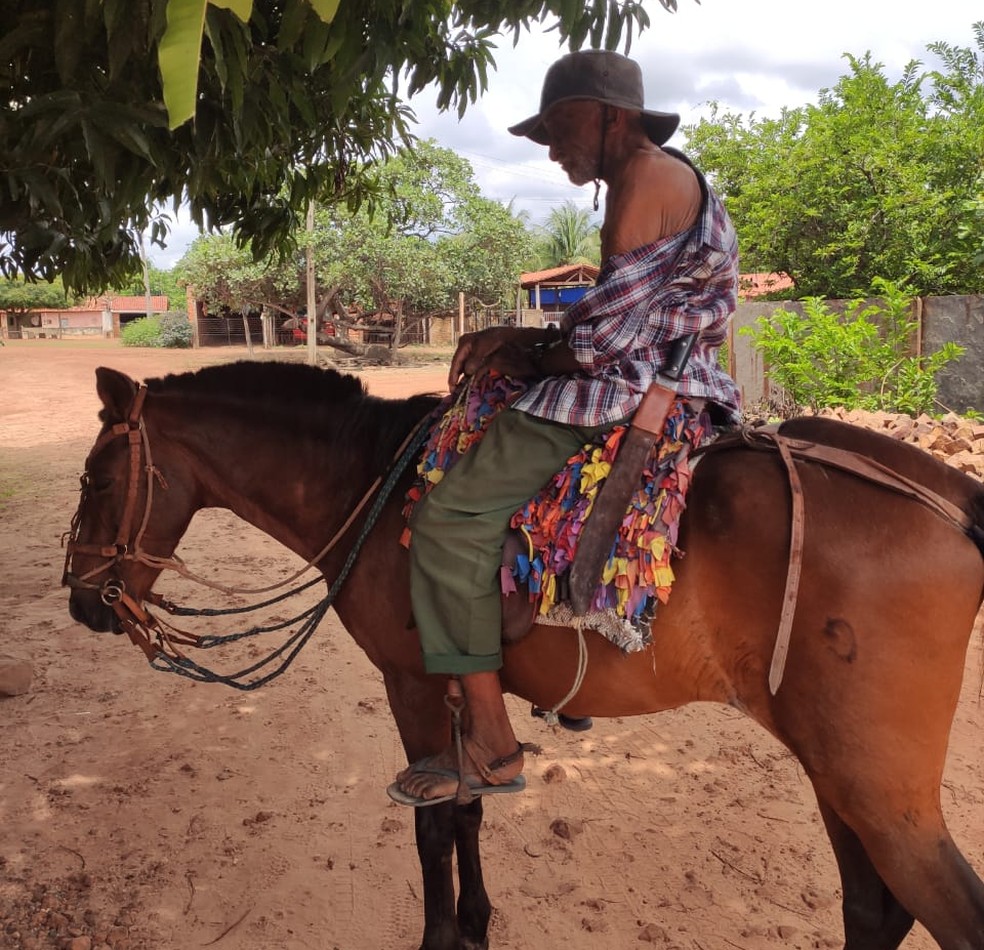 Jovem montado a cavalo tenta matar homem e é preso em Belo