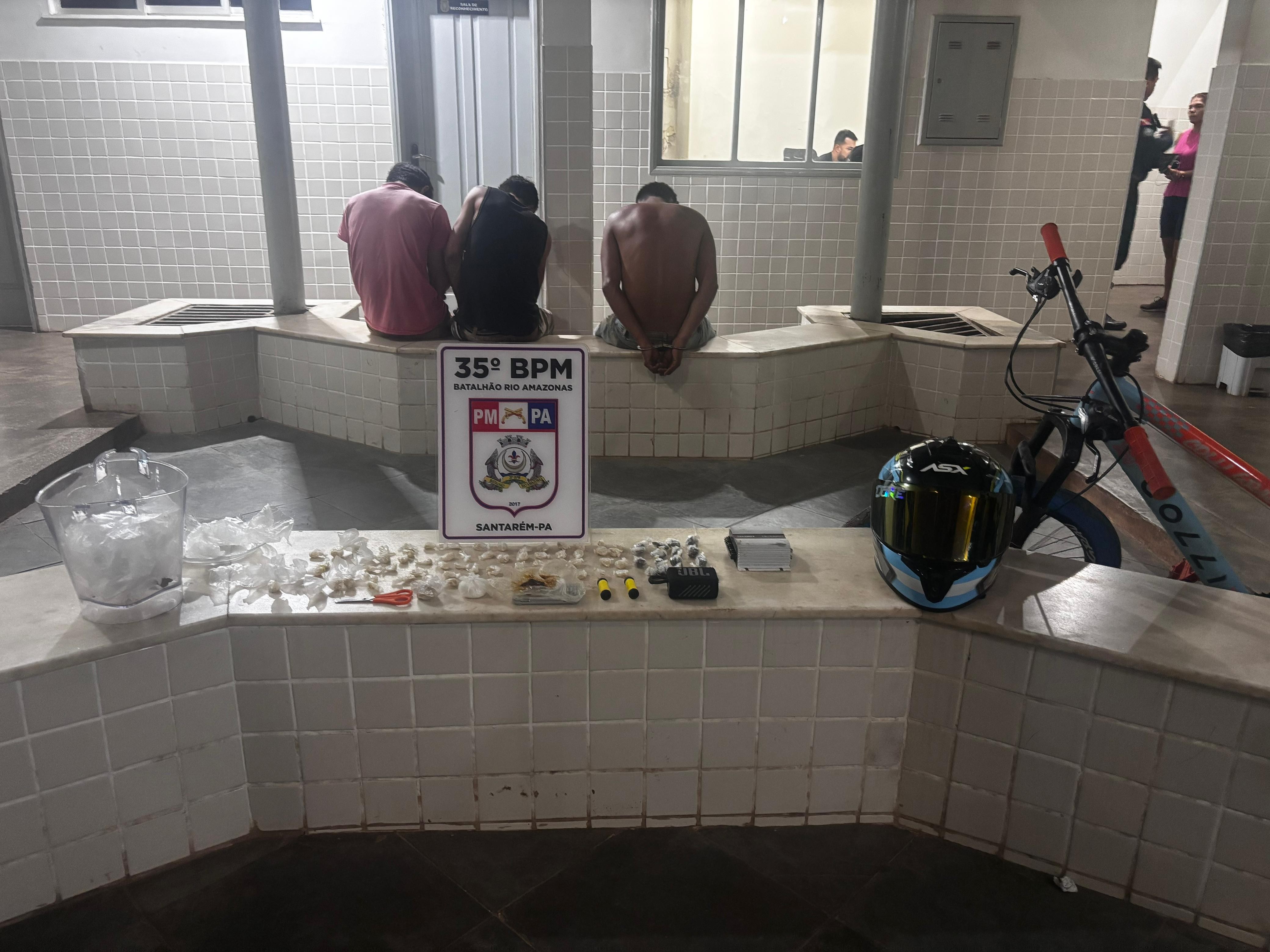 Polícia flagra ao menos 4 tipos de drogas em casa usada como ‘boca de fumo’ na comunidade Jacamim