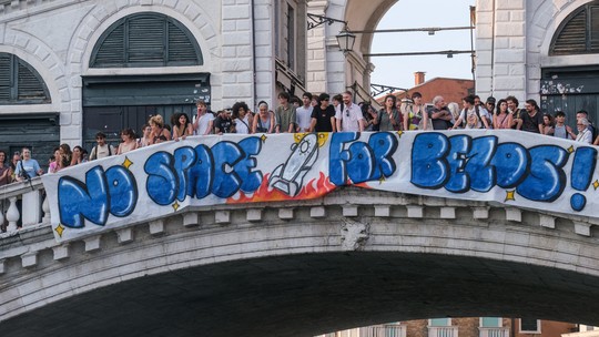 Casamento de Jeff Bezos em Veneza vira alvo de protestos contra turismo em massa: ‘Playground para ricos’ - Evento ocorre em meio a protestos contra o turismo excessivo na Europa; moradores temem impactos da logística do evento no cotidiano da cidade, mas prefeitura nega.