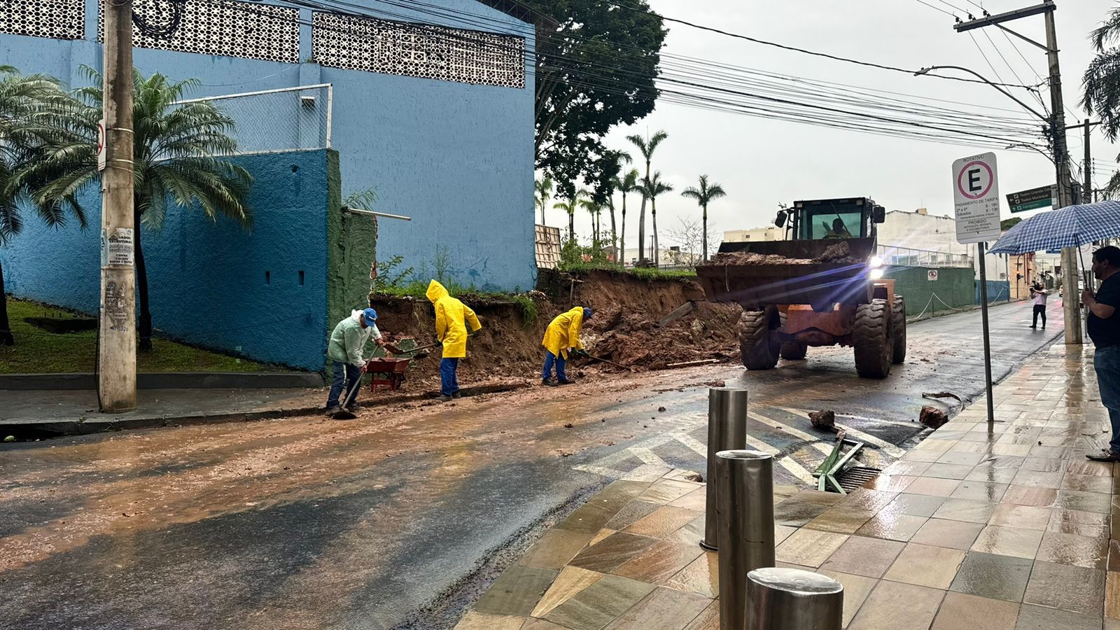 Chuva em Uberlândia deixa ruas alagadas, pessoas ilhadas e rio chega a transbordar