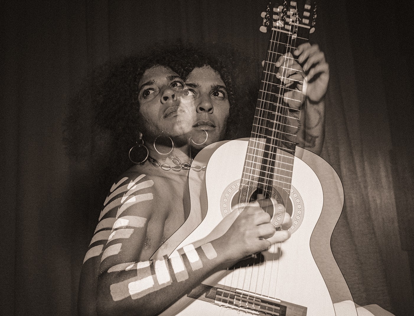 Josyara realça e expande sentidos do repertório da Timbalada com voz e violão no EP ‘Mandinga multiplicação’