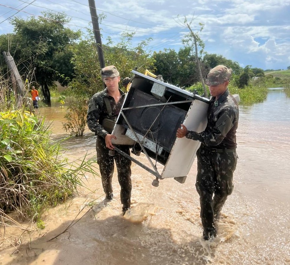 Militares resgatam moradores em áreas alagadas de Marabá — Foto: Exército Brasileiro
