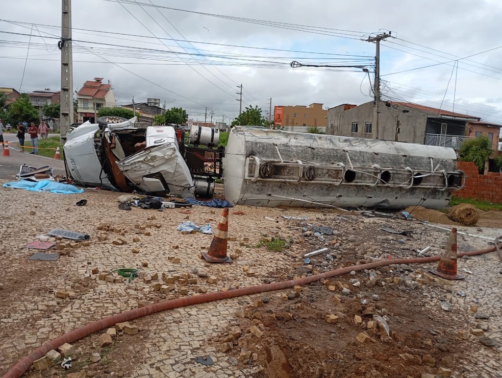 Durante tombamento caminhão derrubou um poste da rotatória. — Foto: Corpo de Bombeiros/ Divulgação