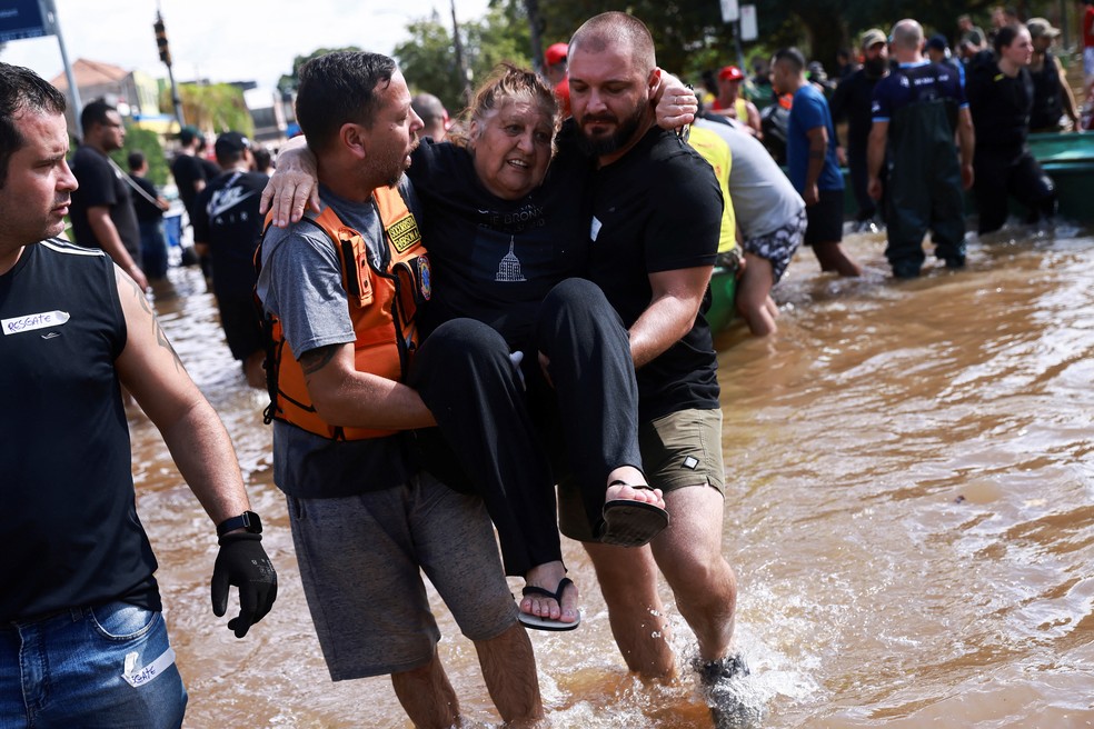 Mulher é resgatada em Porto Alegre por conta de enchentes das cheias do Guaíba — Foto: Diego Vara/Reuters