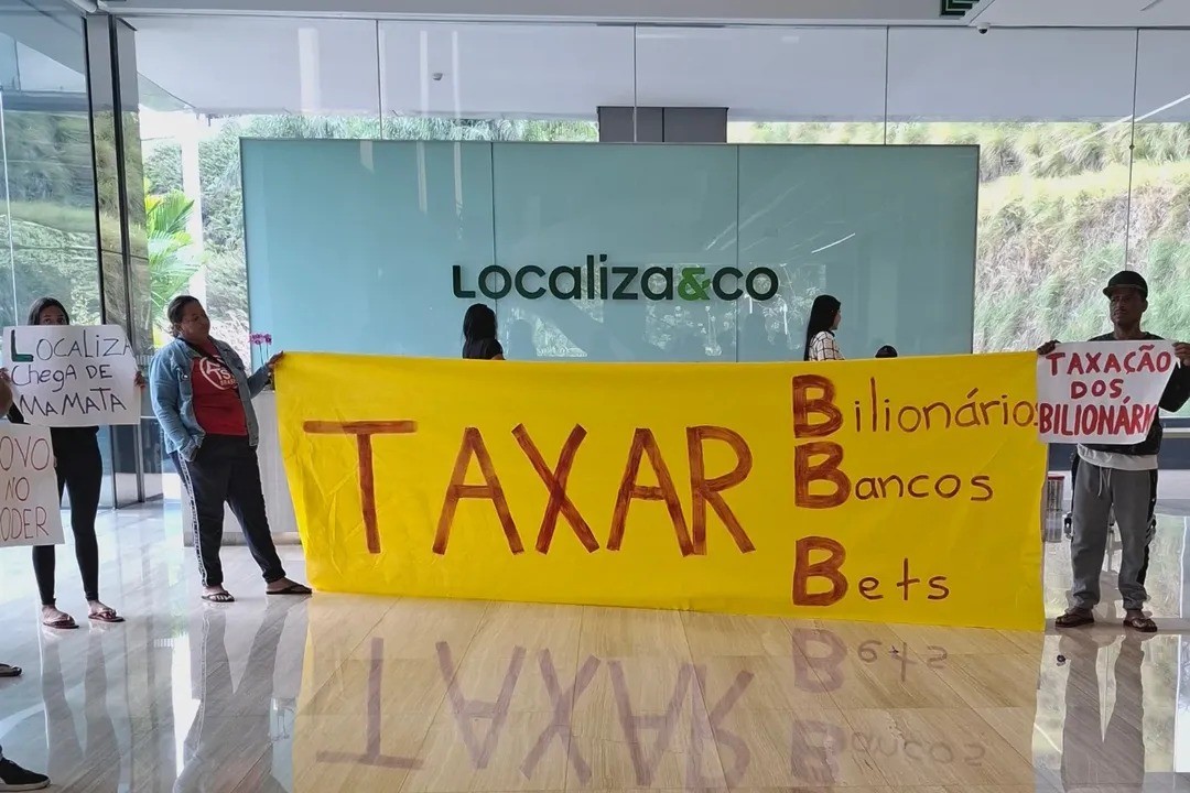Manifestantes ocupam sede da Localiza em protesto pela taxação de super-ricos