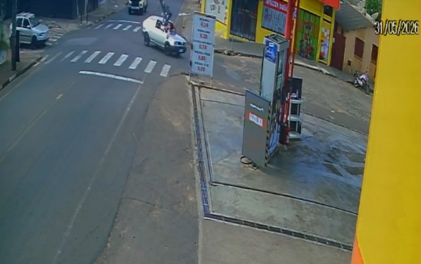 VÍDEO: Adolescentes ficam feridos após batida entre bicicleta e carro em Passos, MG