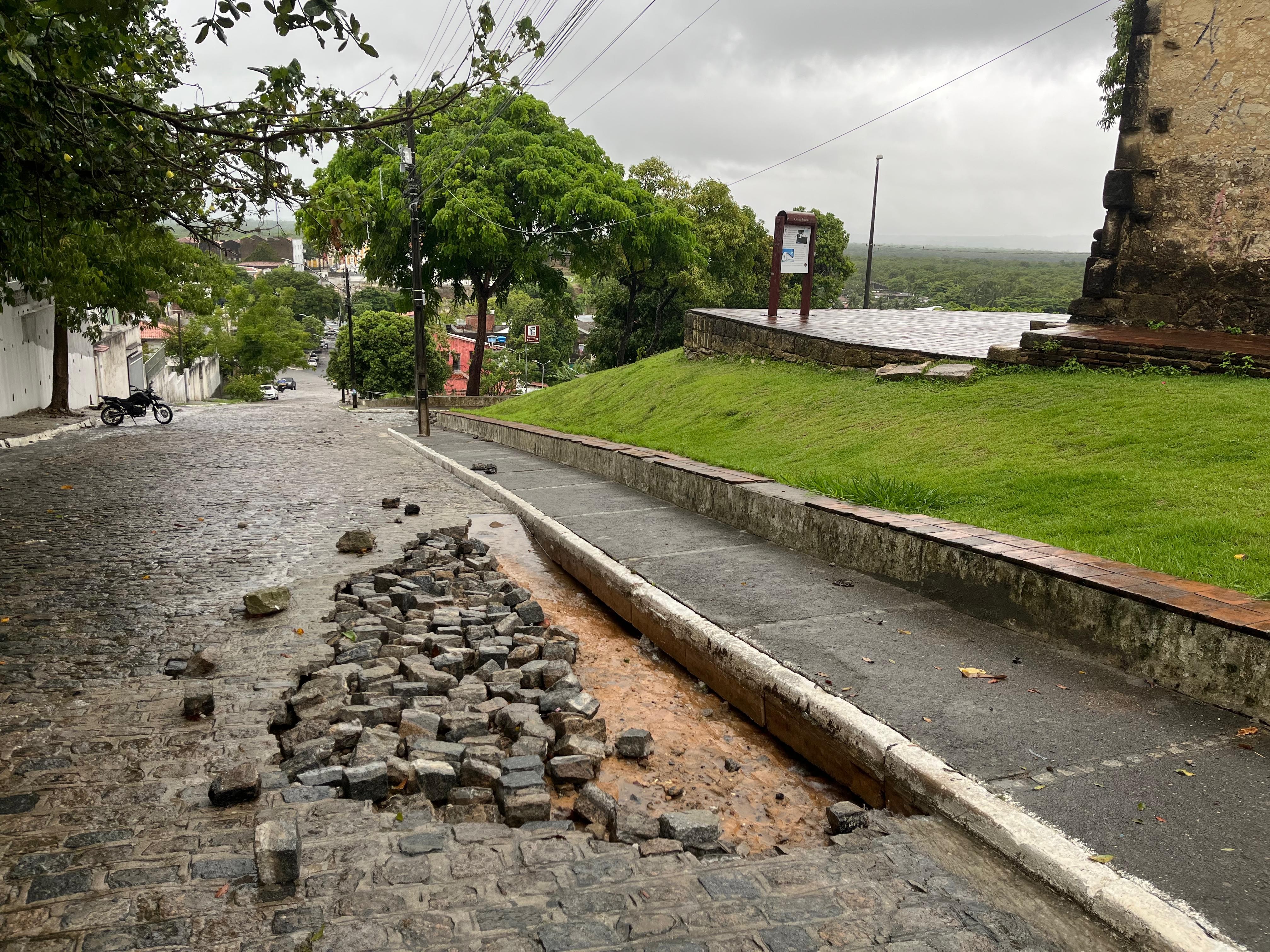 Após fortes chuvas em João Pessoa, parte do calçamento cede na Ladeira São Francisco 