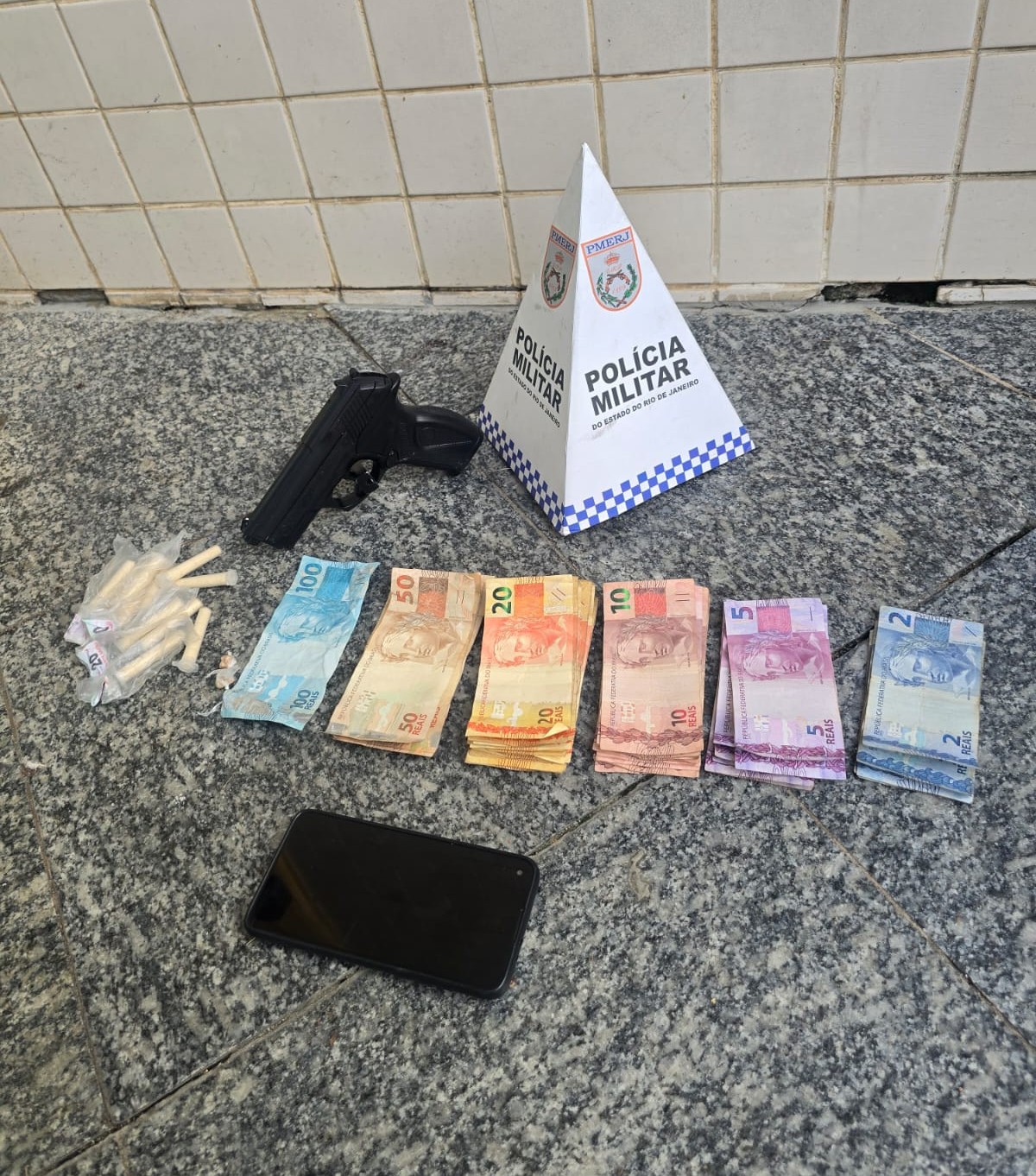 PM apreende drogas, dinheiro e réplica de pistola em Três Rios