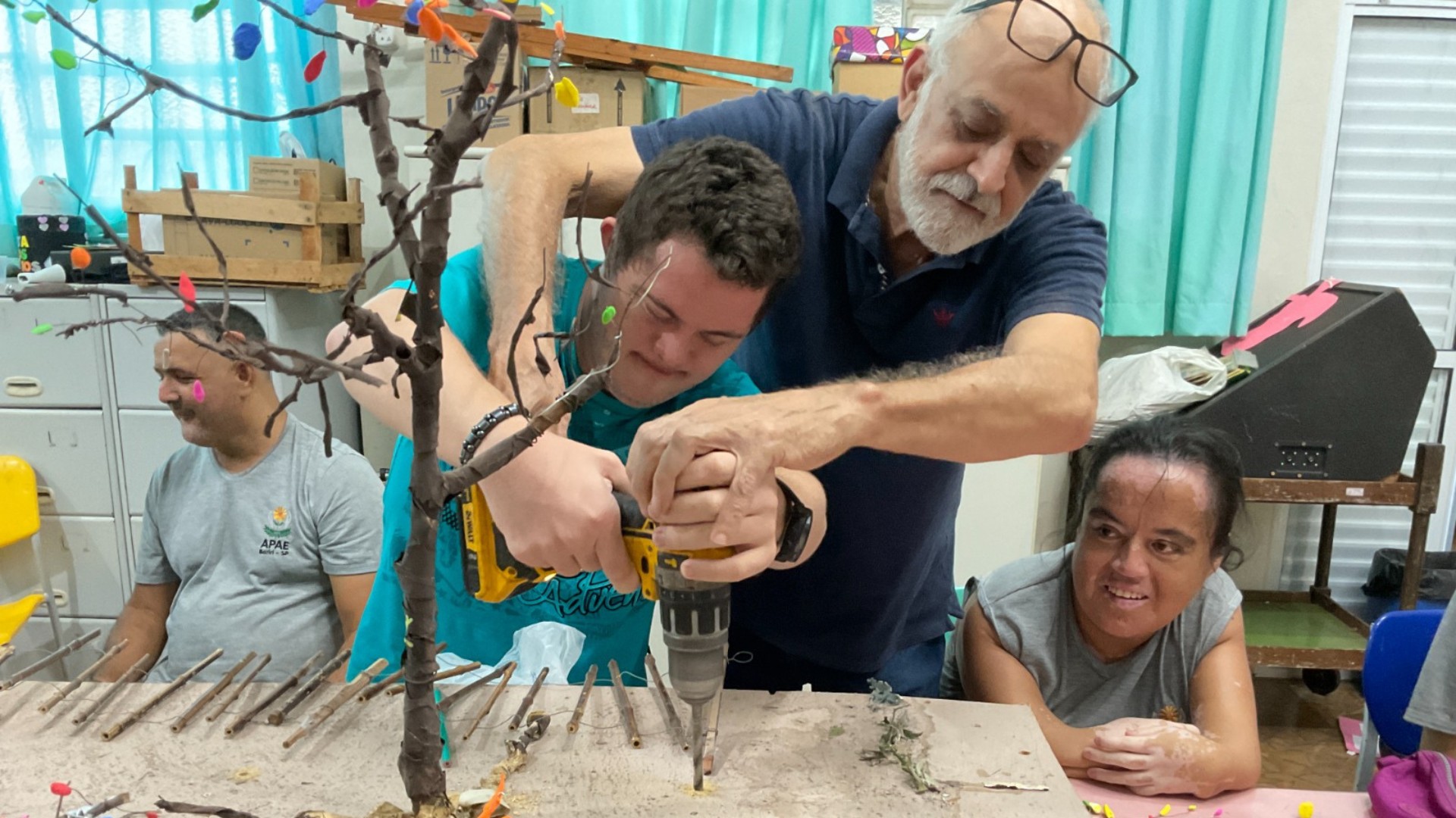 Alunos da Apae ajudam a produzir animação em stop motion sobre inclusão: 'Riqueza de valores'