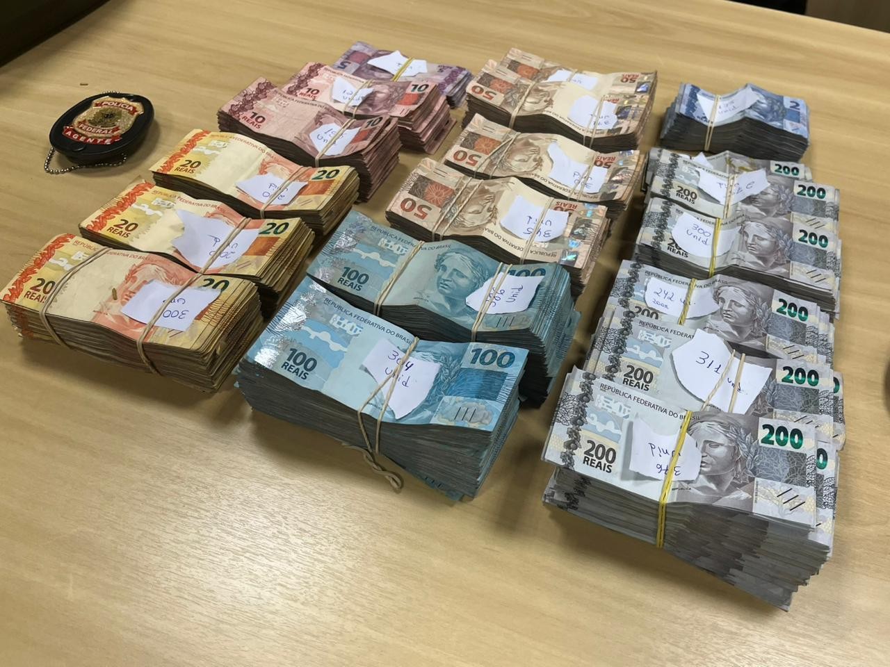 PF encontra R$ 450 mil escondidos sob sofá em operação contra lavagem de dinheiro desviado da Saúde 