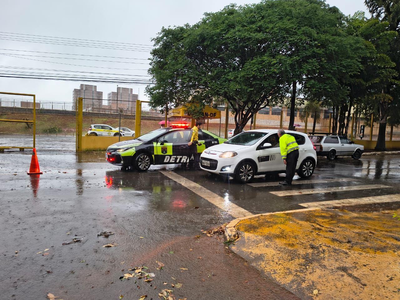 Candidato chega dirigindo à prova teórica da CNH e é flagrado após estacionar no pátio do Detran-DF
