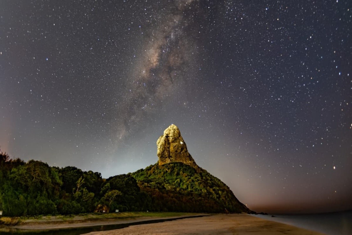 Fotógrafo registra Via Láctea em Fernando de Noronha; VÍDEO
